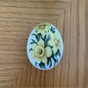 Vintage 1984 Danbury Mint Porcelain Egg Yellow Daffodil Trinket Box